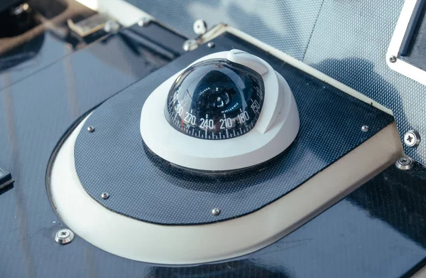 Marin kompass på Yacht i Monte Carlo stad — Stockfoto
