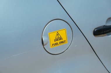 Gümüş arabada yakıt ikmali, sadece dizel yakıt.