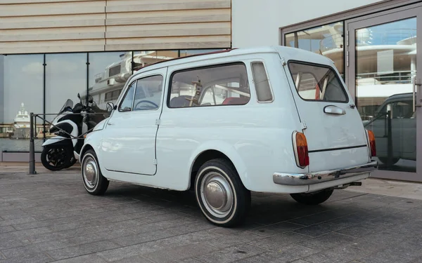 Viejo coche blanco en Mónaco, Montecarlo — Foto de Stock