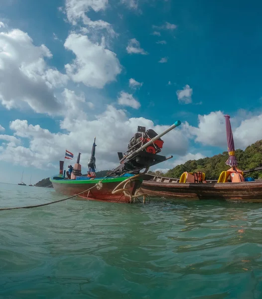 Trópusi thai tenger és fából készült hajó motorral — Stock Fotó