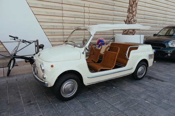 Alter weißer kleinwagen in monaco, monte-carlo — Stockfoto