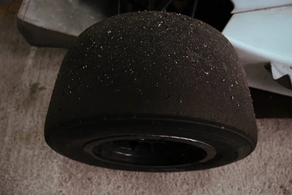 Пісок на щілинах на гоночних автомобілях в гаражі — стокове фото