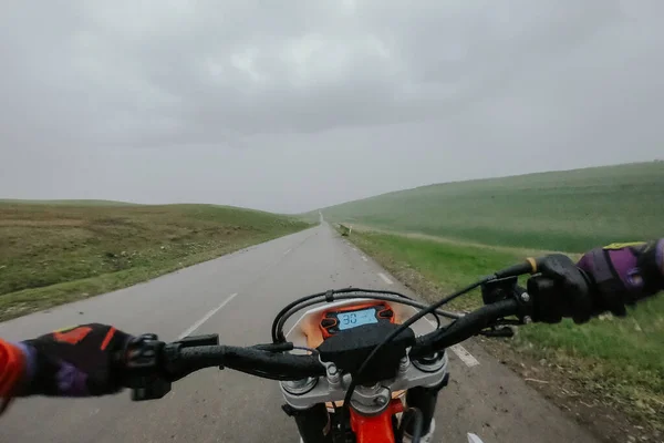 Enduro ταξίδι με ποδήλατο βρωμιά υψηλή στα βουνά — Φωτογραφία Αρχείου