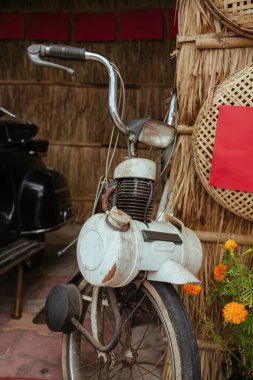 Motosiklet, scooter, Asya 'da geleneksel iki tekerlekli taşımacılık.