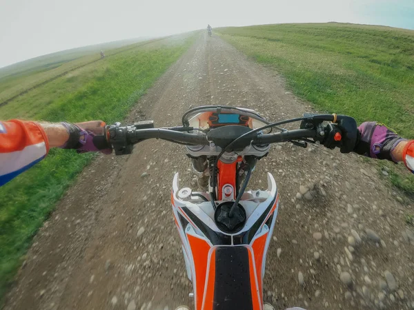 Enduro călătorie cu motocicleta murdărie mare în munți — Fotografie, imagine de stoc