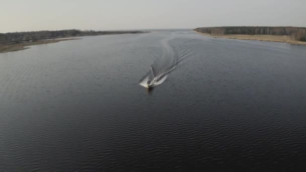 Σκάφος που επιπλέει στον ποταμό 4k Drone Shot — Αρχείο Βίντεο