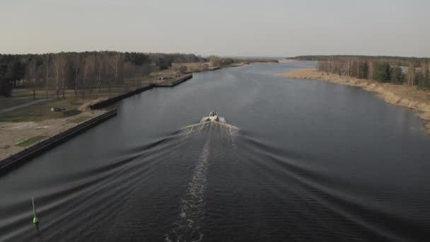 Boot, jacht drijvend op de rivier 4k Drone schot — Stockvideo