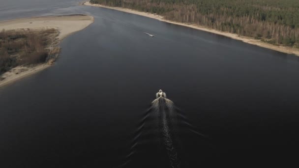 Barco, yate flotando en el río 4K Drone tiro — Vídeo de stock