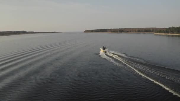 Hajó, jacht lebeg a folyón 4k Drone lövés — Stock videók