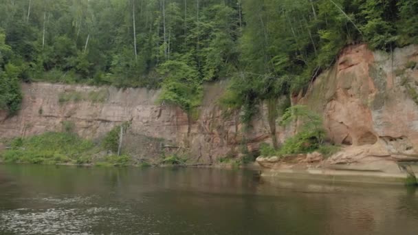 Банки річок в Європі, національний парк Гауджас Латвія 4k Дрон — стокове відео
