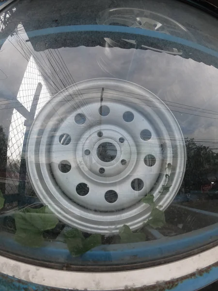 Bilhjul av metall under glasset på lager – stockfoto