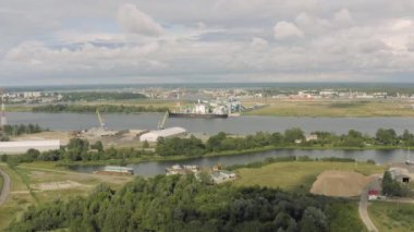 Yazın Avrupa 'da Daugava nehrinde kargo limanı