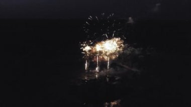 Avrupa 'daki göl kenarındaki Eski Malikane yakınlarında havai fişekler. 4k İHA atışı.