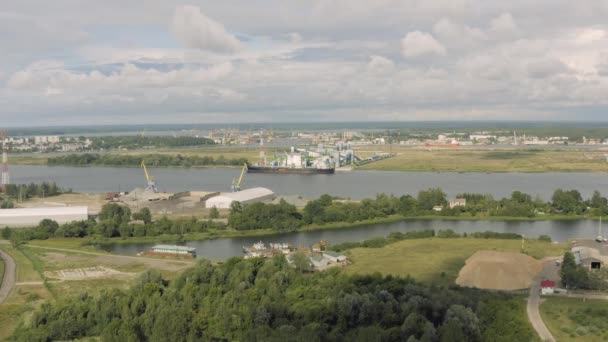 Porto de carga no rio Daugava no verão Europa — Vídeo de Stock