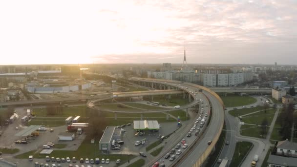 Road witj coches tráfico en la ciudad de Riga, casas vivas, verano 4K vuelo Drone en Europa — Vídeo de stock