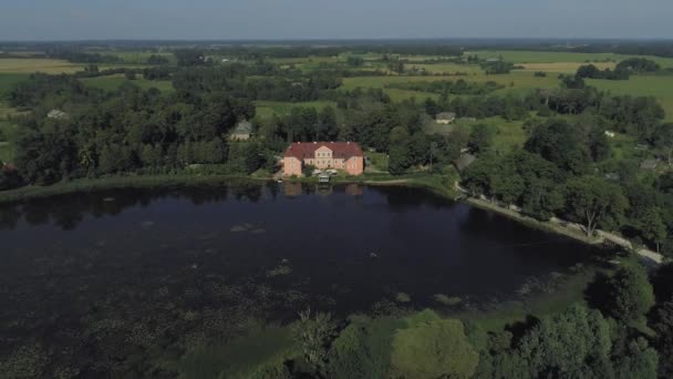 Vieux Manoir au bord du lac en Europe 4k Drone shot 