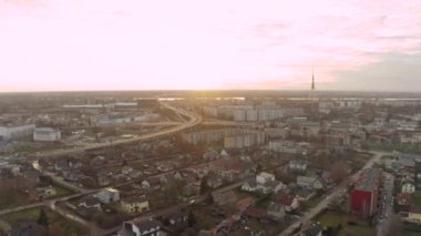 Riga 'da günbatımı, yaşam evleri, Avrupa' da 4k uçağı.