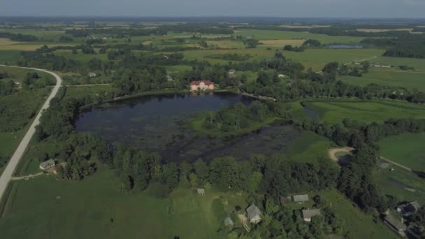Старая усадьба у озера в Европе 4k Снимок дрона — стоковое видео