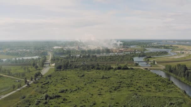 Fabryka rur na polu w pobliżu rzeki Daugava w Europie latem — Wideo stockowe