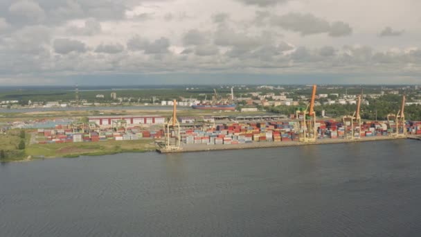 Lasthamn vid floden Daugava på sommaren Europa — Stockvideo