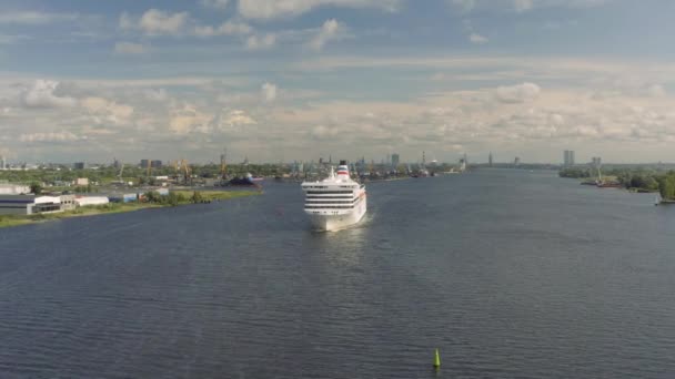 Ferry op de rivier in Europa, 4k Drone schot — Stockvideo