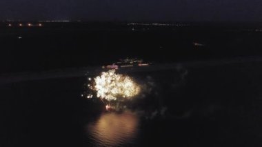 Avrupa 'daki göl kenarındaki Eski Malikane yakınlarında havai fişekler. 4k İHA atışı.
