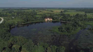 Avrupa 'daki göl kıyısındaki eski malikane. 4k Drone vuruldu.