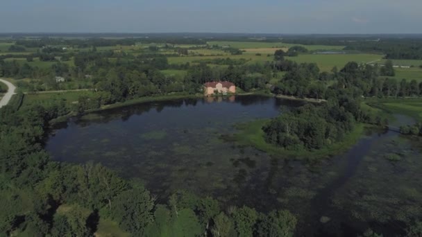 Stary dwór nad jeziorem w Europie 4k Drone shot — Wideo stockowe