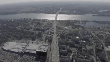 Daugava nehri üzerindeki köprüde Avrupa Şehri 'nde trafik vardı. Drone vuruldu.