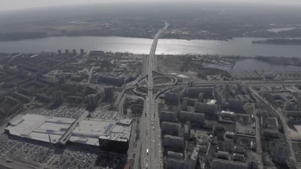 Puente sobre el río Daugava con el tráfico de coches en la ciudad europea, disparo de dron — Vídeos de Stock