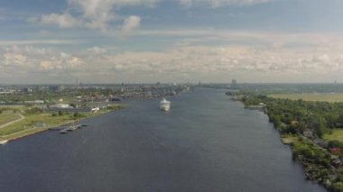 Avrupa 'da nehirde feribot, 4k İHA atışı.