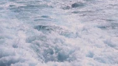Akdeniz 'in fırtınalı dalgaları Monako' daki yattan sonra, Ağır çekim