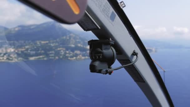 Urządzenia kontrolne awioniki w taksówce helikoptera w Monako, Monte Carlo 4k — Wideo stockowe