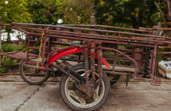 アジアでの商品輸送のための古いバイクトレーラー — ストック写真