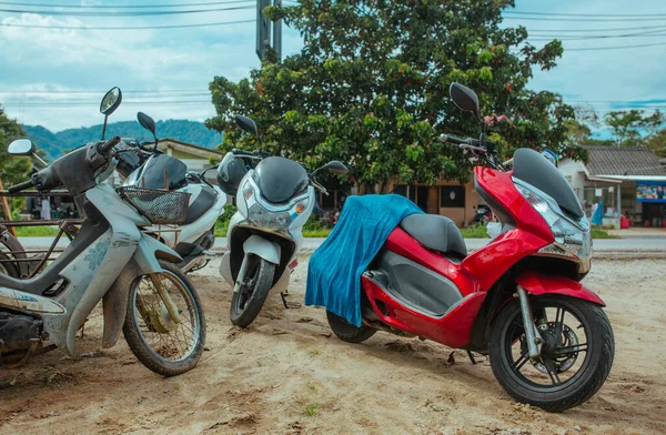 Moto, scooter, transport traditionnel à deux roues en Asie — Photo