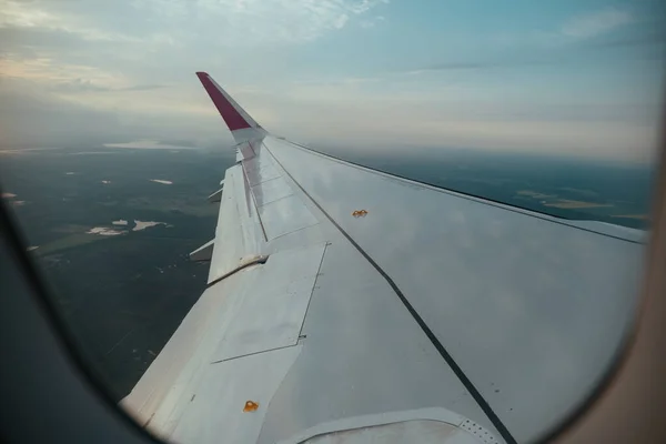 Ventanas de avión vista en el ala de la aeronave desde la cabina, el horizonte de transporte — Foto de Stock