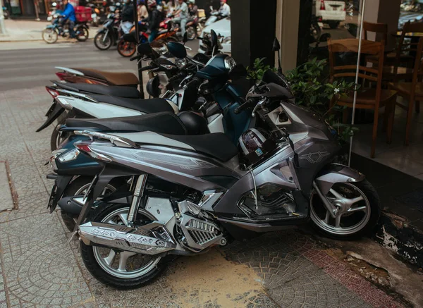 Moto, scooter, transport traditionnel à deux roues en Asie — Photo