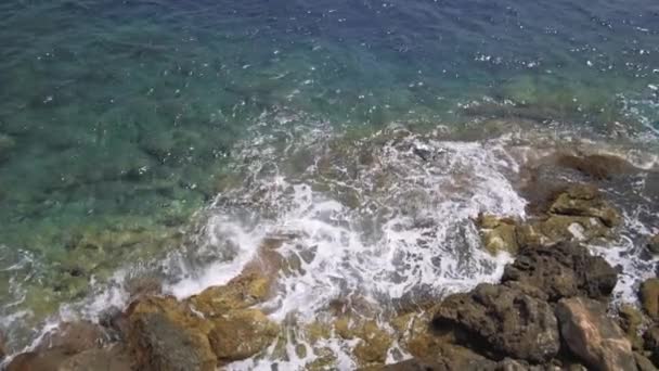 Monaco blau Mittelmeer Wellen Flut Steine in Zeitlupe — Stockvideo