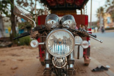 Asya 'da motosiklet Tuk-Tuk geleneksel bisiklet taksisi