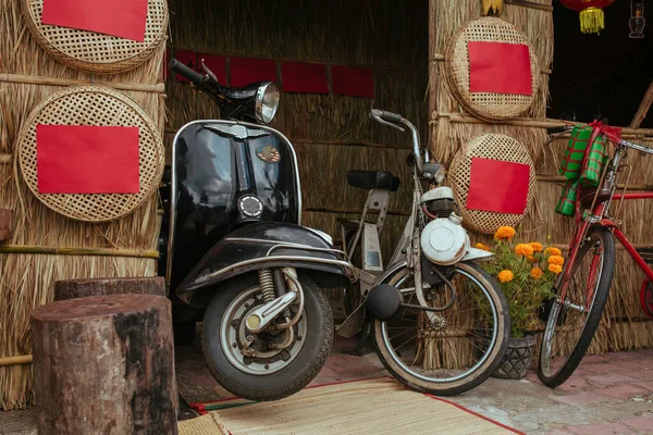 Moto, scooter, transport traditionnel à deux roues en Asie — Photo