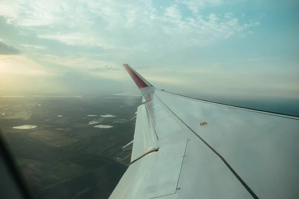 Ventanas de avión vista en el ala de la aeronave desde la cabina, el horizonte de transporte — Foto de Stock