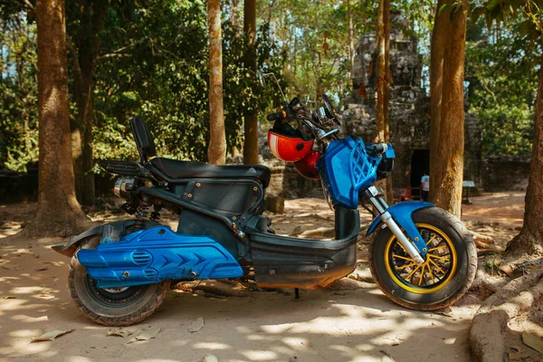 Moto, scooter, transport traditionnel à deux roues en Asie — Photo