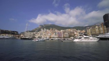 Monako Limanı 'nda yatlar, Monte Carlo' da güneşli bir gün, 4K 'lık çekim.