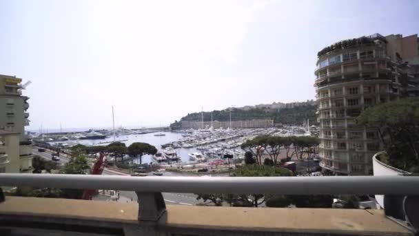 Yates en la ciudad de Mónaco Puerto, día soleado en Monte Carlo, tiro 4K — Vídeo de stock