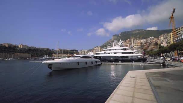 Yachts στο Μονακό λιμάνι της πόλης, ηλιόλουστη μέρα στο Μόντε Κάρλο, 4k πυροβόλησε — Αρχείο Βίντεο