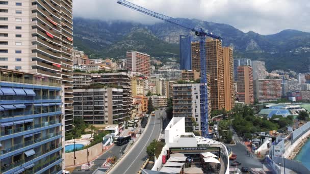 Monaco stad sommar Hus, historiska byggnader, gator, vägar med bilar i Monte Carlo — Stockvideo