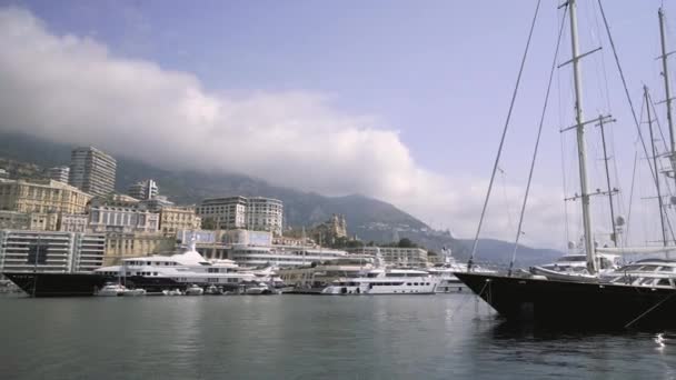 Yates en la ciudad de Mónaco Puerto, día soleado en Monte Carlo, tiro 4K — Vídeo de stock