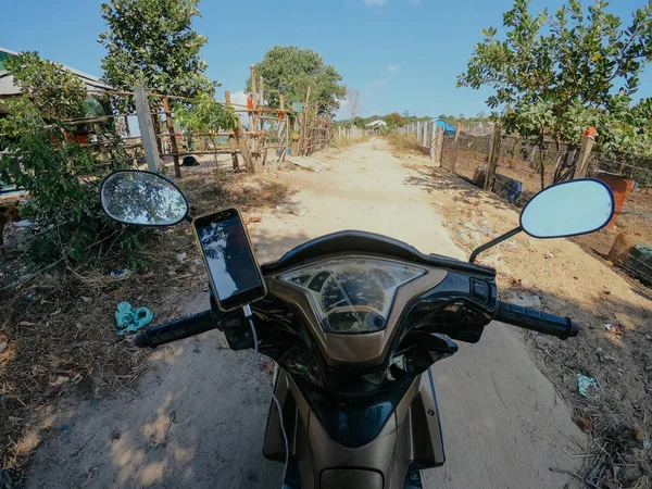 Première personne vue moto conduire sur la route en été Asie — Photo