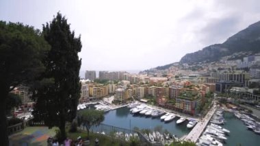 Monaco Limanı 'ndaki lüks yatlar, güneşli Monte Carlo City, 4K' lık çekim.