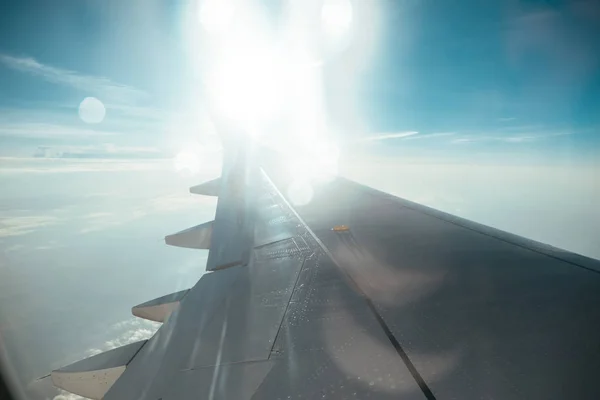 Vue des fenêtres de l'avion sur l'aile de l'avion depuis la cabine, transport aérien — Photo